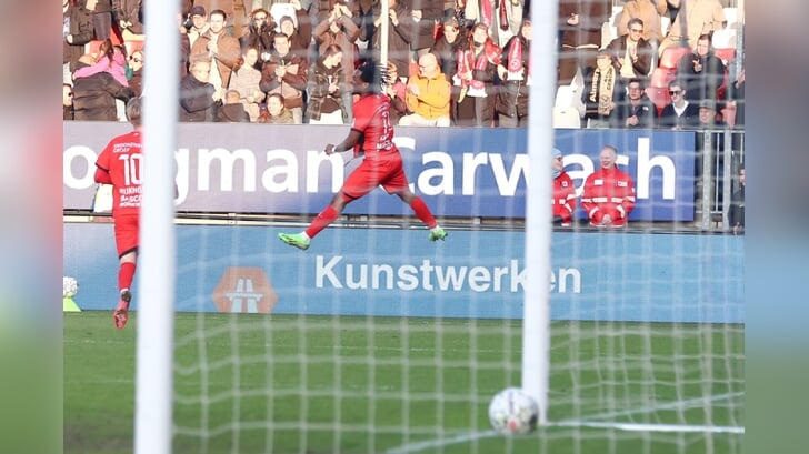 Junior Kadile juicht nadat hij de 1-0 heeft gescoord (Foto: Fred Rotgans)