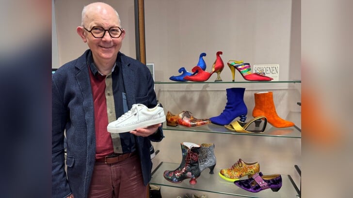 Adri Bax met de 50 jaar Almere sneaker (Foto: Almere DEZE WEEK)