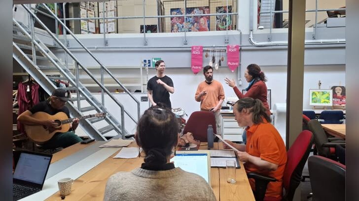 De theatergroep is aan het repeteren. (Foto: Almere DEZE WEEK)
