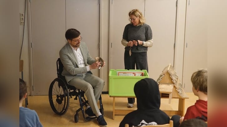 Wethouder Jesse Luijendijk en directeur-bestuurder Liesbeth Bronkhorst van Stad & Natuur met de leskist (Foto: aangeleverd)
