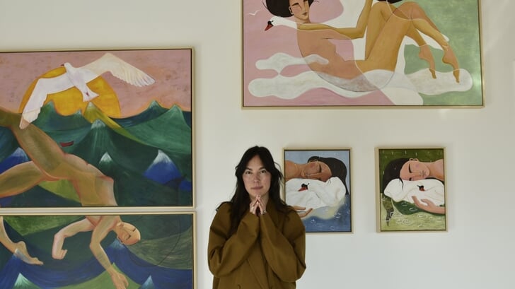 Anne Mei Poppe bij een deel van haar schilderijen. (Foto: Emily Kabos)