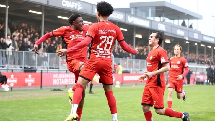 Poku viert zijn belangrijke goal (Foto: Fred Rotgans)
