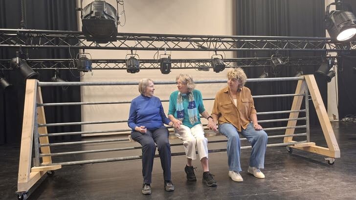 Joke, Sanny en Els van stichting het Klein Theater Almere tijdens de repetities voor 'Handen vast'. (Foto: Almere DEZE WEEK)