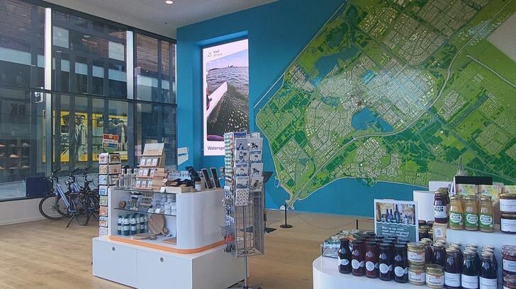 De nieuwe VVV Citystore met grote LEGO-plattegrond van de stad. (Foto: aangeleverd)