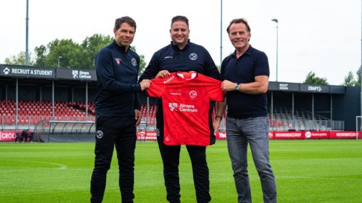 Nourdin Boukhari bij zijn presentatie als assistent-trainer. (Archieffoto: Almere City FC)