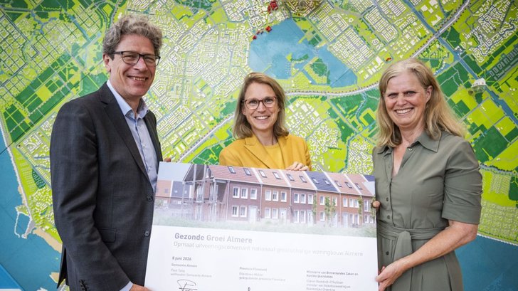 Paul Tang, minister Elanor Boekholt-O'Sullivan en Ellentrees Müller-Klein van de provincie