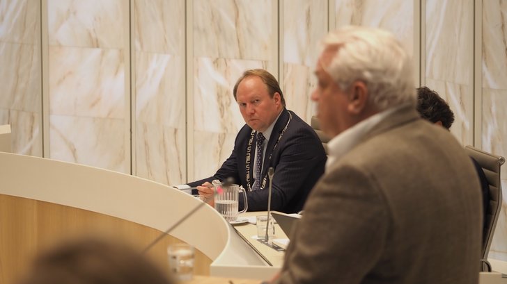 Van der Loo luistert naar oud-wethouder Ahles van wie hij de taken heeft overgenomen. (Archieffoto: aangeleverd)