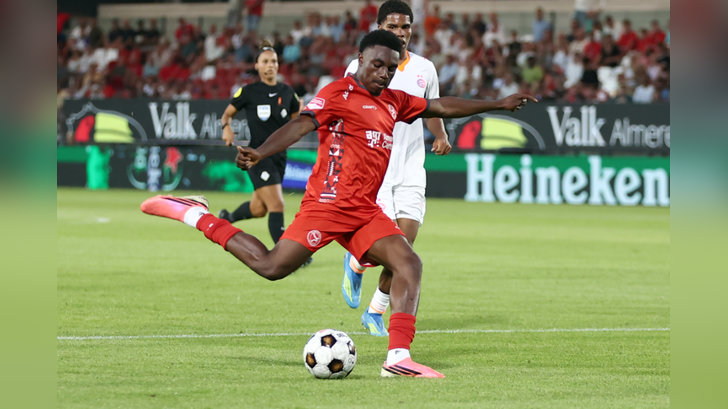 Emmanuel Poku maakte de 2-1 voor Almere. (Foto: Fred Rotgans)