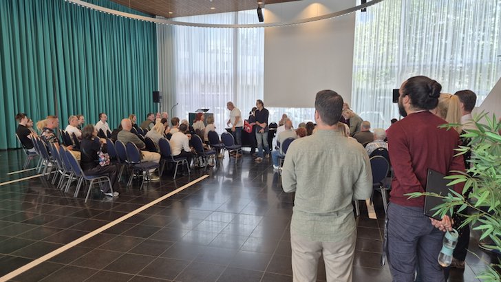 Circa zestig mensen woonden de hoorzitting bij. (Foto: Almere DEZE WEEK)