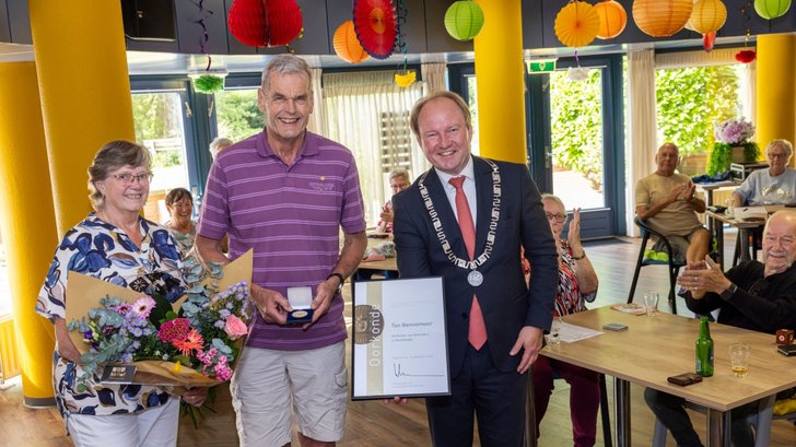 Ton Bennemeer kreeg de onderscheiding (Foto: Maarten Feenstra)