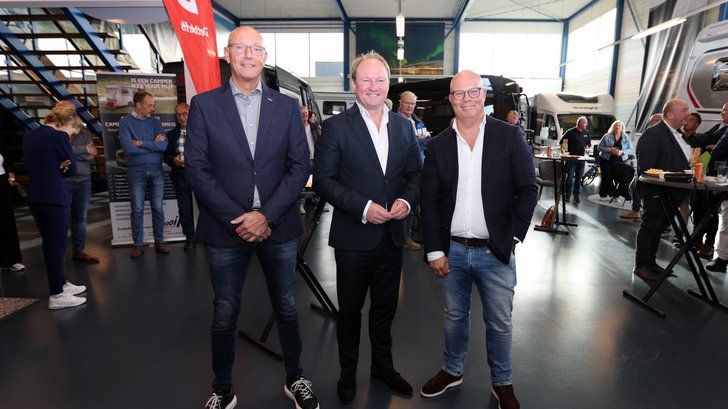 Burgemeester samen met Stichting Parkmanagement Poldervlak (Foto: Fred Rotgans)