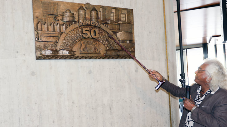 Patrick Mezas geeft uitleg tijdens de onthulling. (Foto: Fred Rotgans)