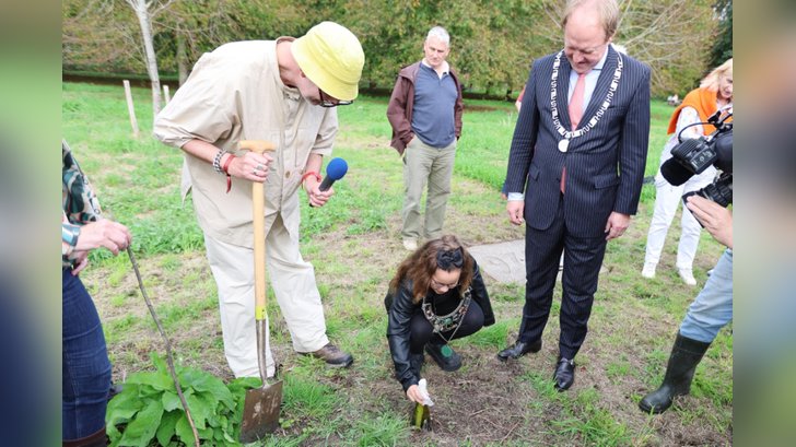 Kinderburgemeester Xenevieve plaatste de tijdscapsule. (Foto: Fred Rotgans)