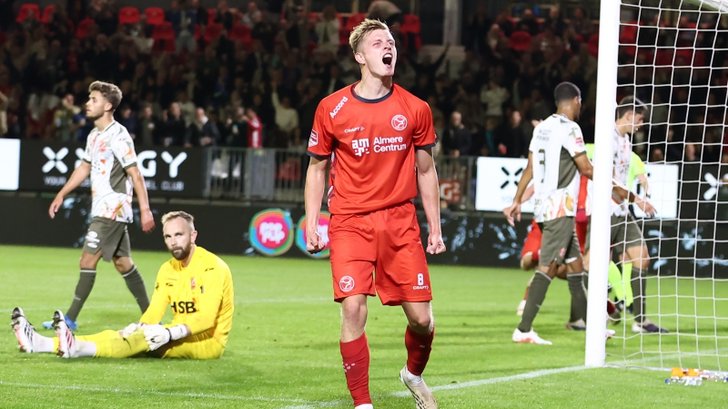 Milan de Haan viert de 1-0, keeper Hidde Jurjus baalt (Foto: Fred Rotgans)