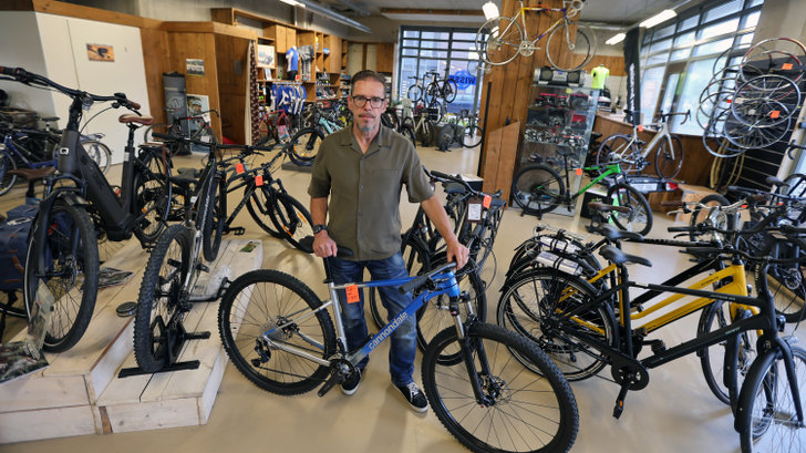 Eigenaar Jan Wisse in de winkel aan de Europalaan in Poort. (Foto: Fred Rotgans)