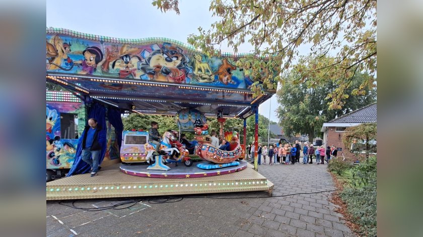 ‘Spot aan’ op basisschool Kisveld: draaimolen op schoolplein