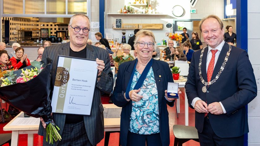 Bertien Hoek van Pro Almere Ontving de erepenning (Foto: Maarten Feenstra)
