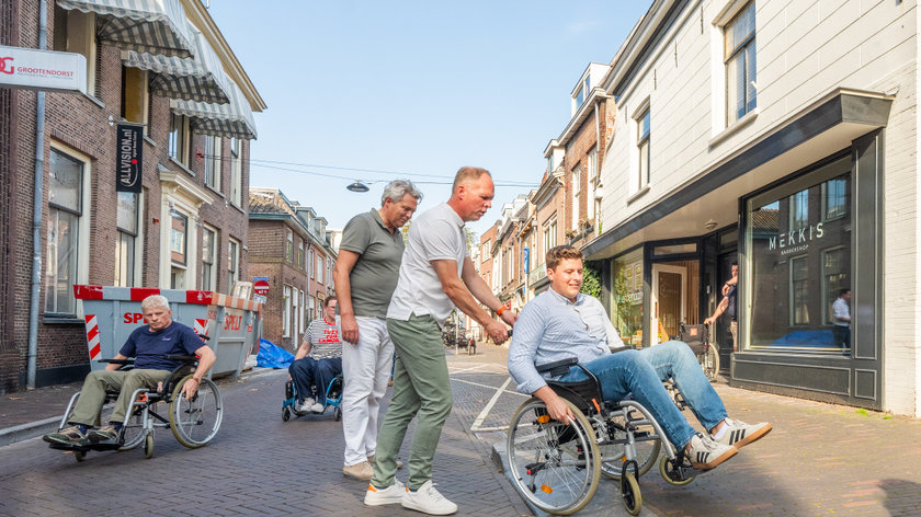 In een rolstoel door binnenstad van Woerden: ‘Denk na waar je iets neerzet’