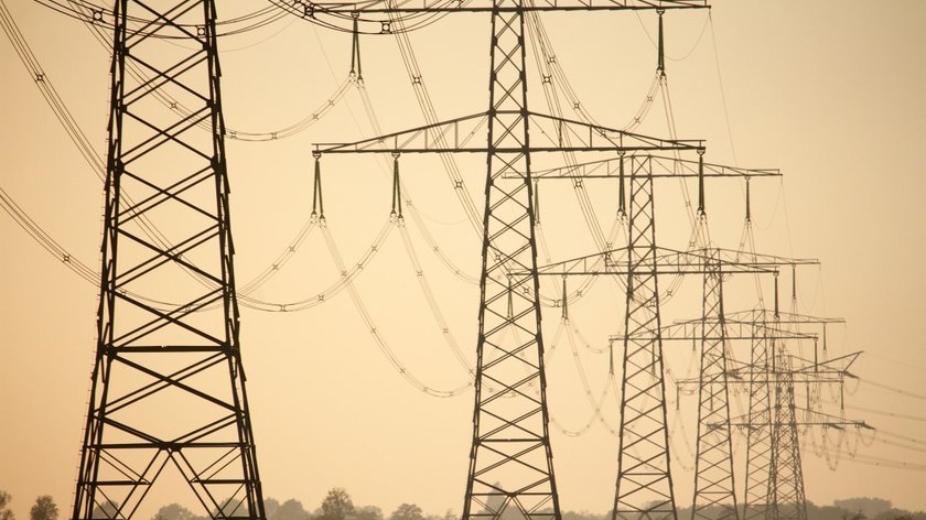 Fellere verlichting op hoogspanningsmasten Nieuw-Lekkerland