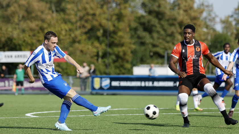 Vv Almkerk opent nieuwe tribune en neemt scorebord in gebruik op zaterdag 31 oktober