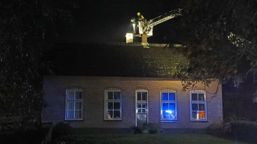Schoorsteenbrand in woonboerderij met rieten kap aan de B in Ottoland