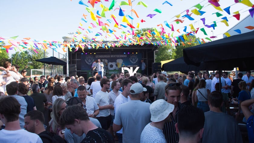 Mixtoernooi Driemond viert tweede lustrum met feest: Lange Frans, Wolter Kroes én een hoop gezelligh