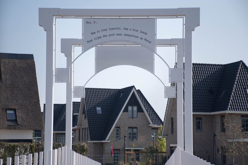 Brug in Weespersluis krijgt gedicht van Drs. P