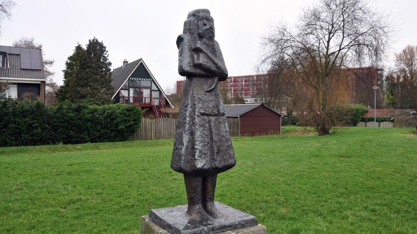 Eerste informatietegel voor buitenkunst geplaatst bij gedenkbank