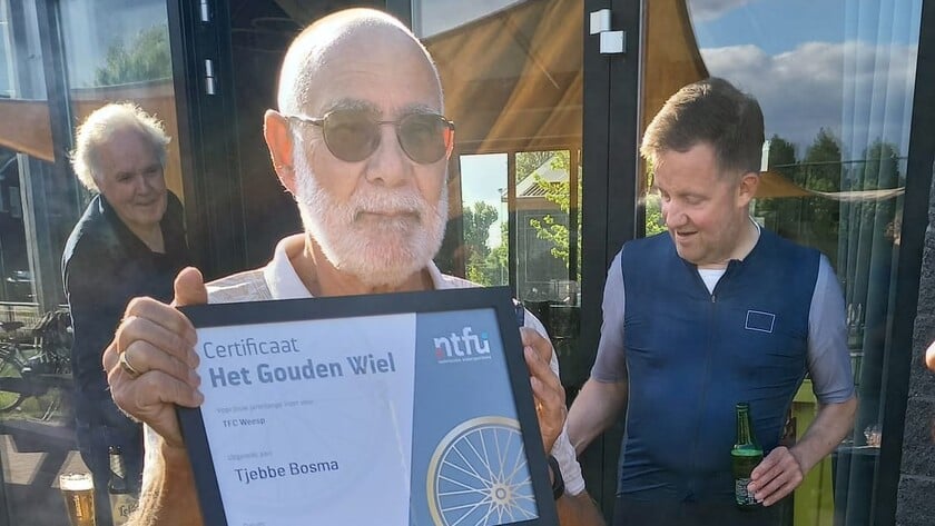 Tjebbe Bosma ontvangt het Gouden Wiel tijdens feestelijke clubdag TFC Weesp