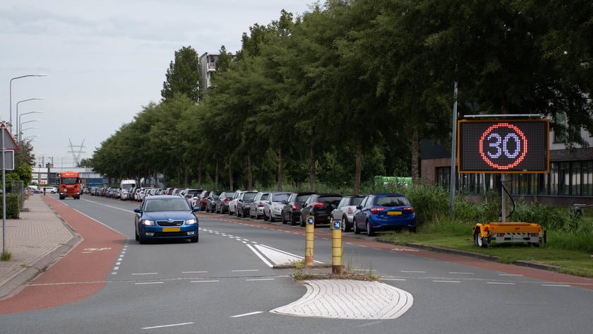 Bewoners zijn klaar met racende auto’s op Hogeweyselaan: ‘Er gebeurt maar niets’