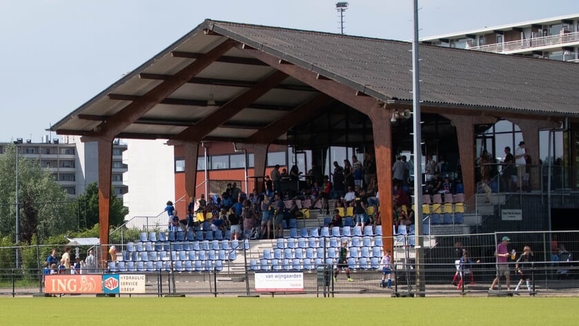 FC Weesp sluit sportseizoen af met barbecue voor leden en vrijwilligers