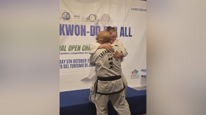 Sara Bons wint gouden medaille tijdens WK Special Needs Taekwondo
