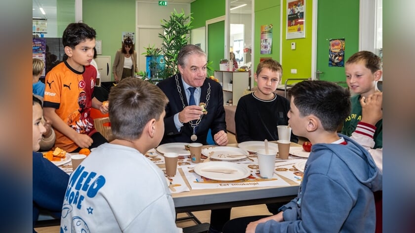 Burgemeester Boog en wethouder Klaasse ontbijten met leerlingen van de Noorderbreedte