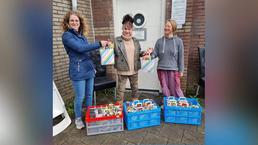 GroenLinks en PvdA Diemen schenken verwenpakketjes tegen eenzaamheid aan Voedselbank