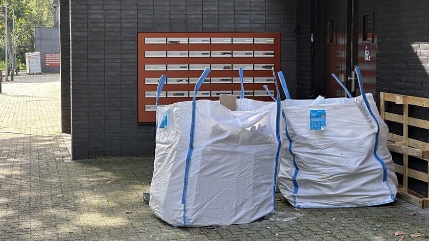 Illegaal afval verstopt containers Ingelandenstraat