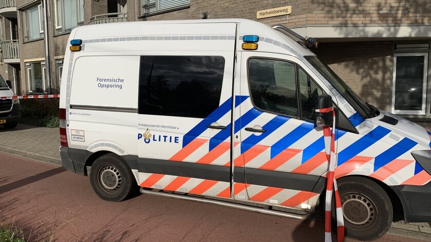 Overleden persoon aangetroffen in woning, deel van weg afgezet voor onderzoek