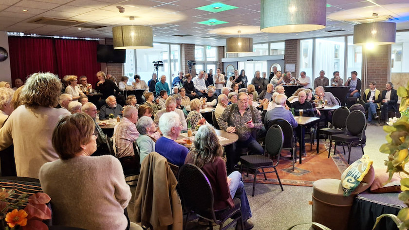 Teun en Bart Derks en afzwaaiend prinses Nicole te gast in Zondagcafé Schaijk