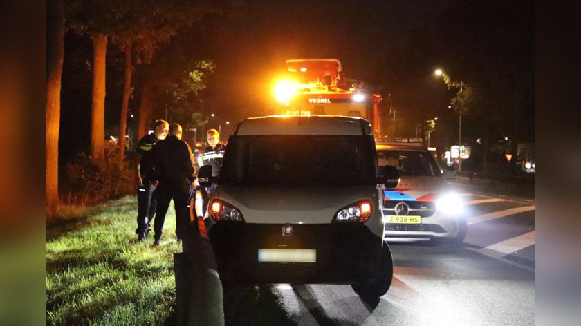 Bestelbus botst tegen vangrail in Schaijk