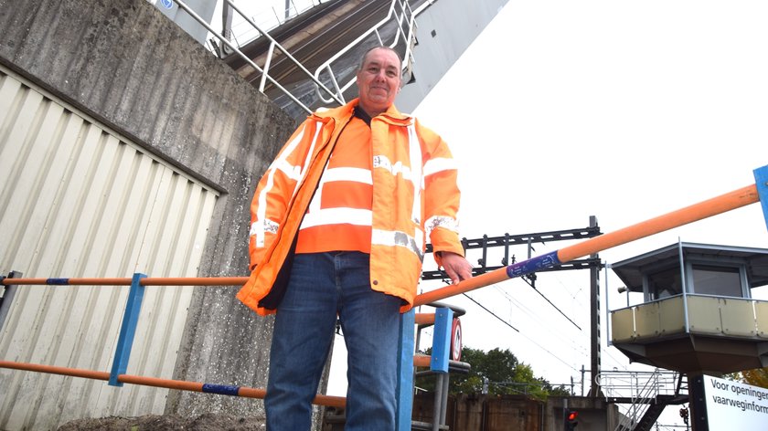 Na 29 jaar sluit brugwachter Martin Bronstijn de spoorbrug bij Weesp voor het laatst handmatig