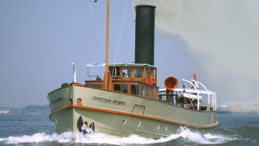 Sinterklaas komt in Weesp aan met stoomboot Christiaan Brunings