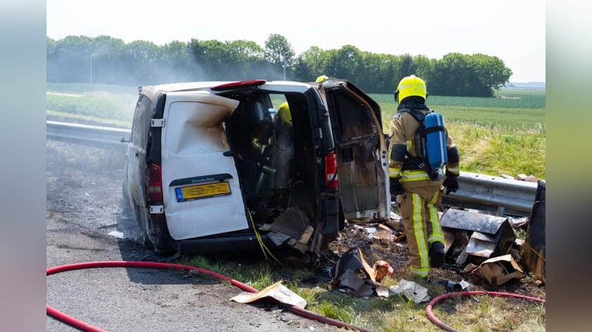 Snelweg A5 dicht na ongeval tussen bestelbus en vrachtwagen, één gewonde, busje brand uit