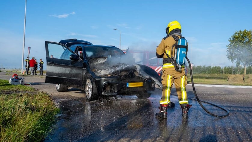 Autobrand op Bennebroekerweg in Hoofddorp