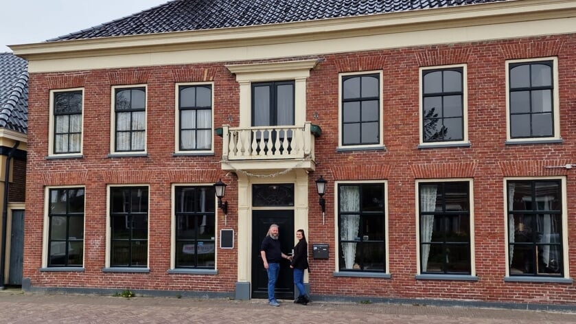 Mark en Lotte van der Stelt voor de Lopster Kroon in Loppersum.