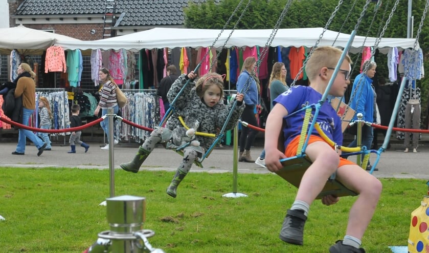 Kinderen vermaakten zich opperbest in de zweefmolen op de braderie.