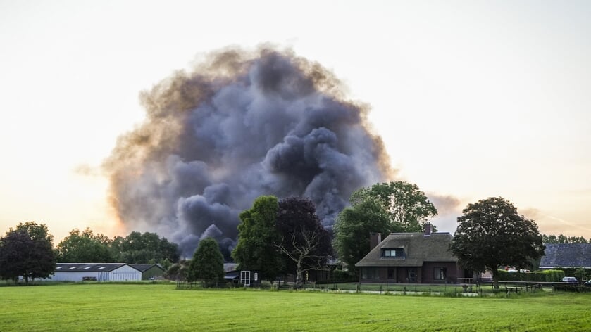 Enorme uitslaande brand in schuur Villenbraken onder controle