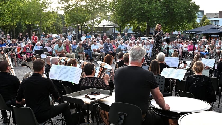 Geslaagd klapstoelenconcert met beiaard en harmonie Pro Honore et Virtute
