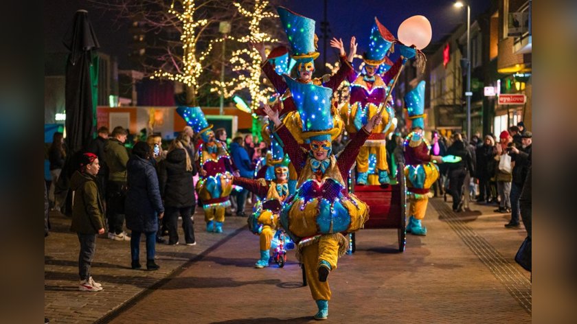 Kinderen op zoek naar letters tijdens Halloween-speurtocht in ...