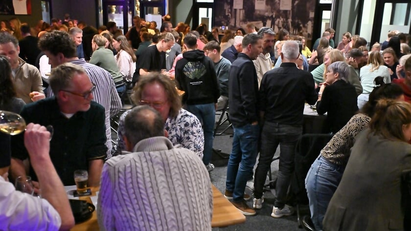 Volle zaal geniet van succesvolle editie Ons Dorp Pubkwist XL