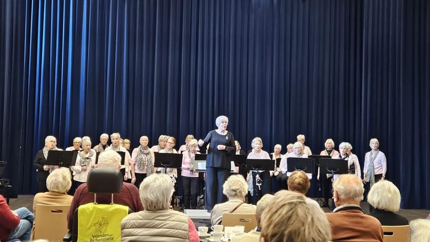 Koor Tieners van Toen zingt voor De Zonnebloem