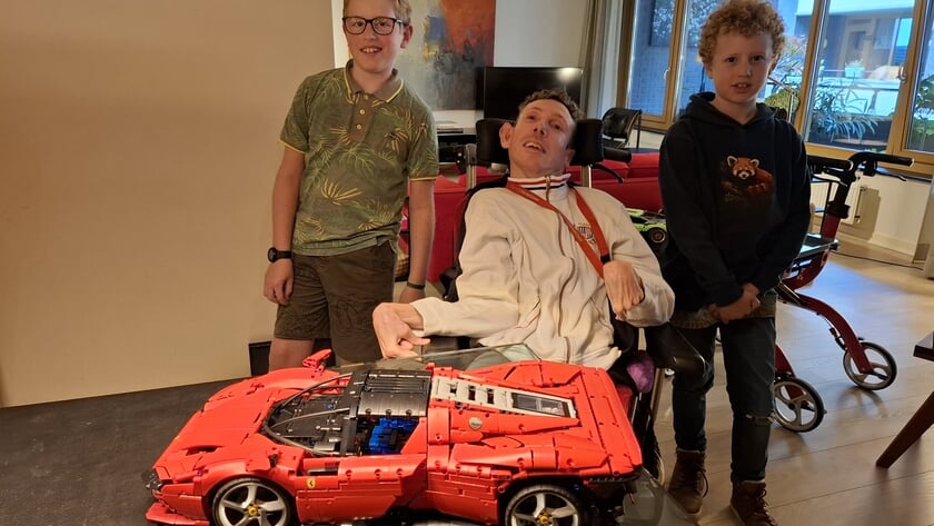 Rode Lego-Ferrari voor Koen alsnog in elkaar gezet